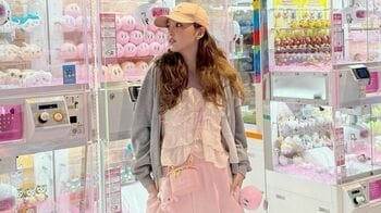 藤田ニコル　肩だしセクシーな「飛行機コーデ」を披露　ゲームセンターでカービィ片手にスエット姿でポージング