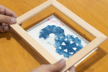 未就学児も体験可能！オクシズをつかった木育スペースの利用もできる、「はじめての藍染」体験がスタート！敬老の日のプレゼントにもおすすめ【駿府の工房 匠宿】