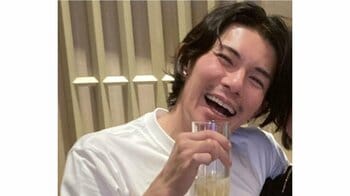 「まさか大スターが！」柿澤勇人 “全決”共演俳優のサプライズを公開！バースデーケーキを持って寄り添う姿に「室長代理に近づかないで！笑」