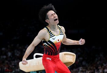 【パリ五輪】体操ニッポン 主将・萱和磨の「絶叫ガッツポーズ」に世界が沸いた！  “美しく失敗しない男”が大逆転金メダルで見せた涙　