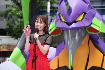 内田理央 高さ4mの大迫力！“エヴァンゲリオン初号機”に「すごくドキドキしております」