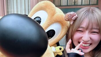 【オフショット20枚】吉川愛 プルートと一緒に手つなぎジャンプ！ディズニーを全力で楽しむ姿にファンから反響