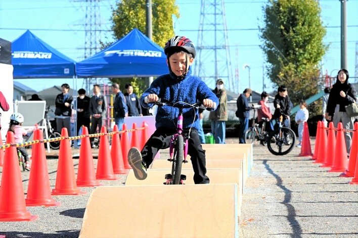 茶畑を貸切、富士山眺めペダル漕ぐ親子の休日