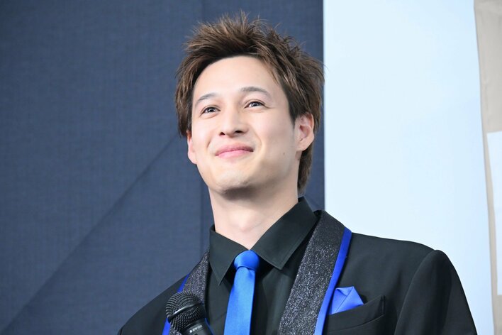 MATSURI 特技を同時披露するカオスな就任式 30秒で描いた絵のウマさに