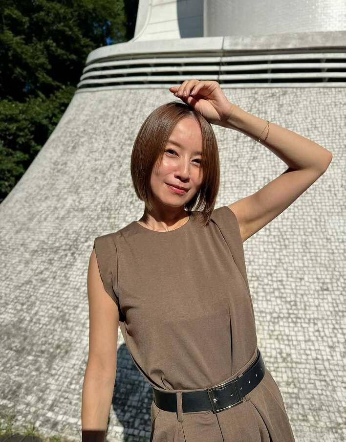 体型変わらないの凄い」3児の母・鈴木亜美(43) 美脚スラリのミニ丈私服