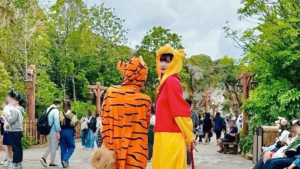 スタイルのいいプーさん」鈴木えみ 娘たちとハロウィンディズニーへ