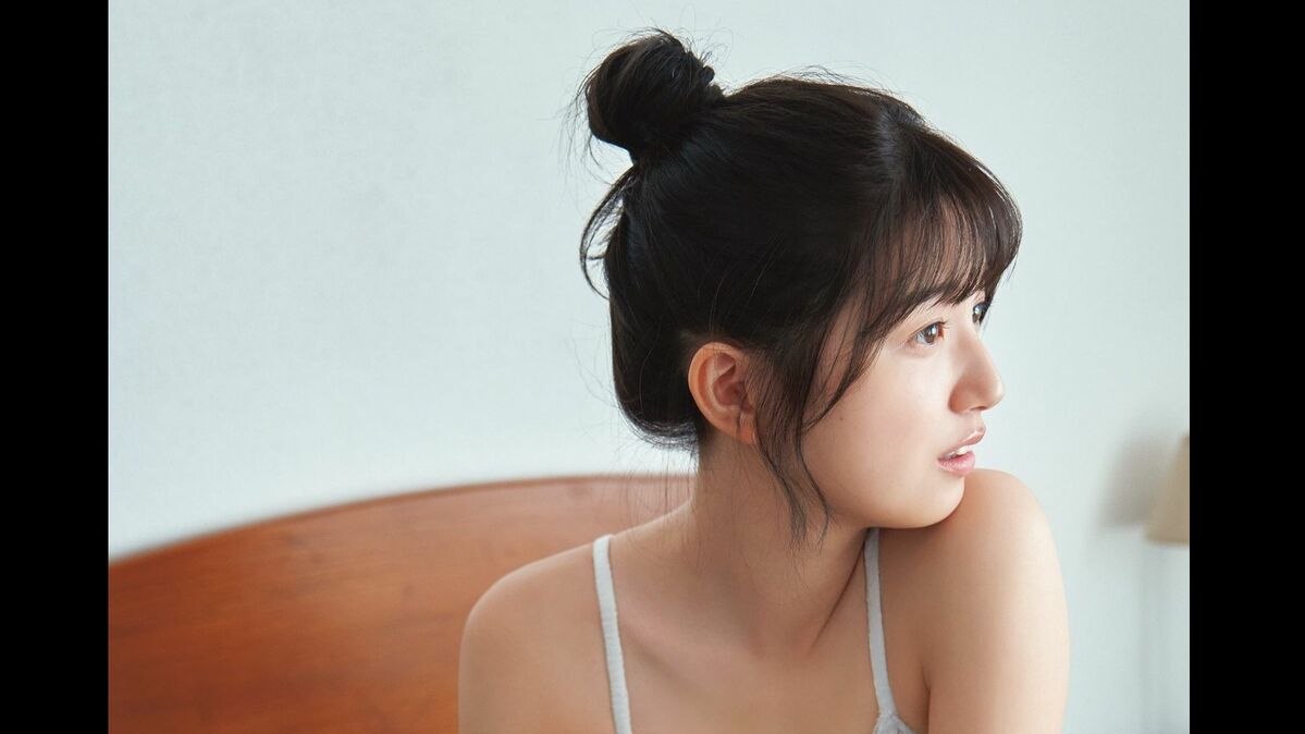 新カット解禁】“美くびれ”にドキッとするランジェリー姿初公開
