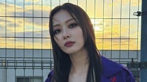 内田理央 特攻服姿で“愛車”を披露！濃いめのメイクで鋭い視線を送る姿や力強いポーズ姿に「似合いすぎてます姉貴！」「待ち受けにしよ」