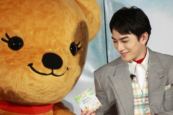 町田啓太、1年ぶりのぽすくまとの再会に「相変わらず近い（笑）」