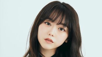 峯岸みなみ ミニ丈ドレスでおなか披露 「今まで見たことないマタニティフォト」と反響続々