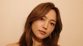 川口春奈 おでこ全開すっぴんオフショットが「女神」と話題！ エレガントなドレス姿からつやつやお肌のおちゃめなスキンケア姿のギャップに「プライベート写真最高」