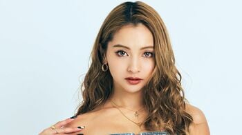 ゆきぽよ念願のリゾート地フィリピン・ボラカイ島で水着ショット　カラフルな編み込みヘアスタイルに「水着も髪型もカワイイ」