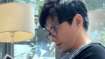 「腕に目がいきます」大沢たかお 読書中も隠しきれない肉体美にファン大興奮「本と胸板に挟まれる世界線連れてってください」