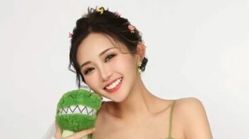 出産間近のギャルモデルれいたぴ　「次は3人で撮れるの楽しみ」“恐竜”に囲まれたマタニティフォト公開