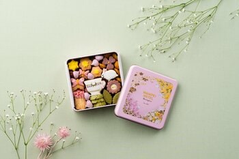 【万平ホテル】小動物と春の草花が彩る、”花柄メニュー”のクッキー缶第3弾「万平ホテルフラワークッキー缶・春」を発売