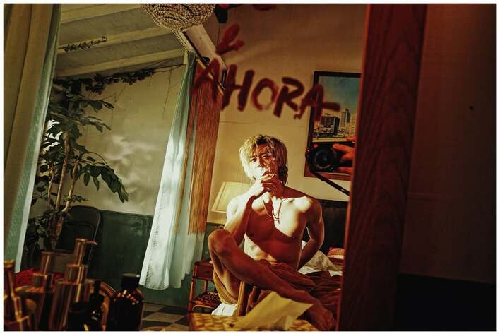 【画像8枚】「なんちゅー色気」竹内涼真 鍛え抜かれた美腹筋や美太ももに目が釘付けのベッドショットを見る