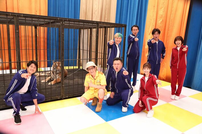 内田篤人＆那須川天心が、おりの中のベンガルトラとツーショット撮影、なでなでに挑戦！