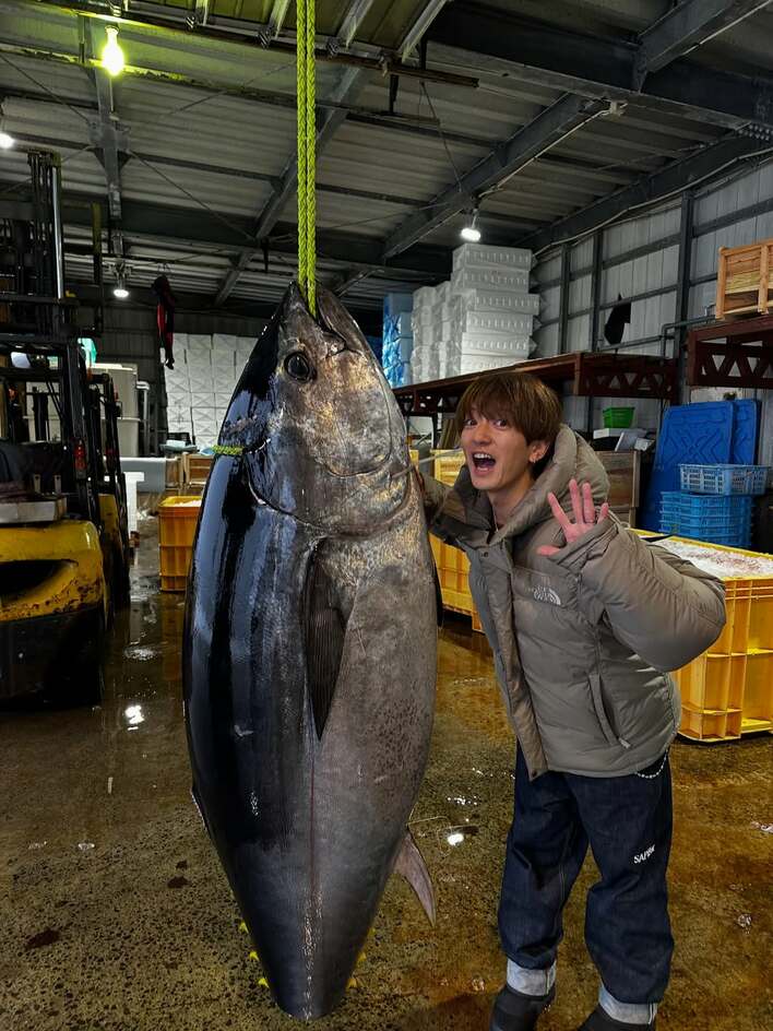 【画像】「奇跡的」大倉士門 体よりもデカい超巨大マグロとのツーショットを見る