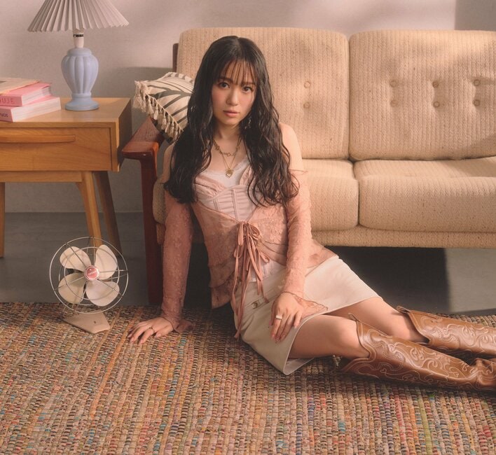 【写真7枚】西野カナ 美腹筋際立つおへそチラ見せ姿などの新曲MVオフショットを見る