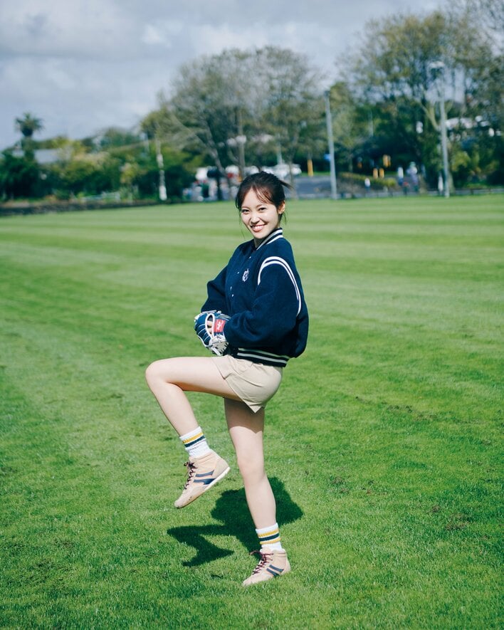 櫻坂46・松田里奈 1st写真集 美脚際立つ見事な投球フォーム キャッチ
