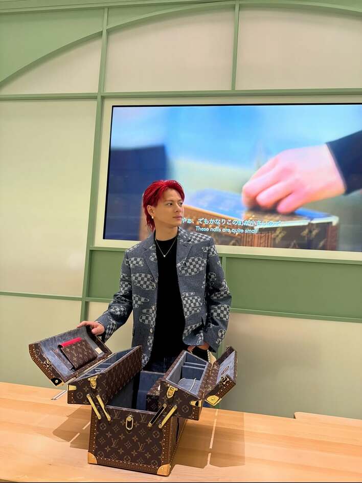 平野紫耀 “赤髪”に大胆イメチェン！デニムコーデ自撮りに「破壊力が