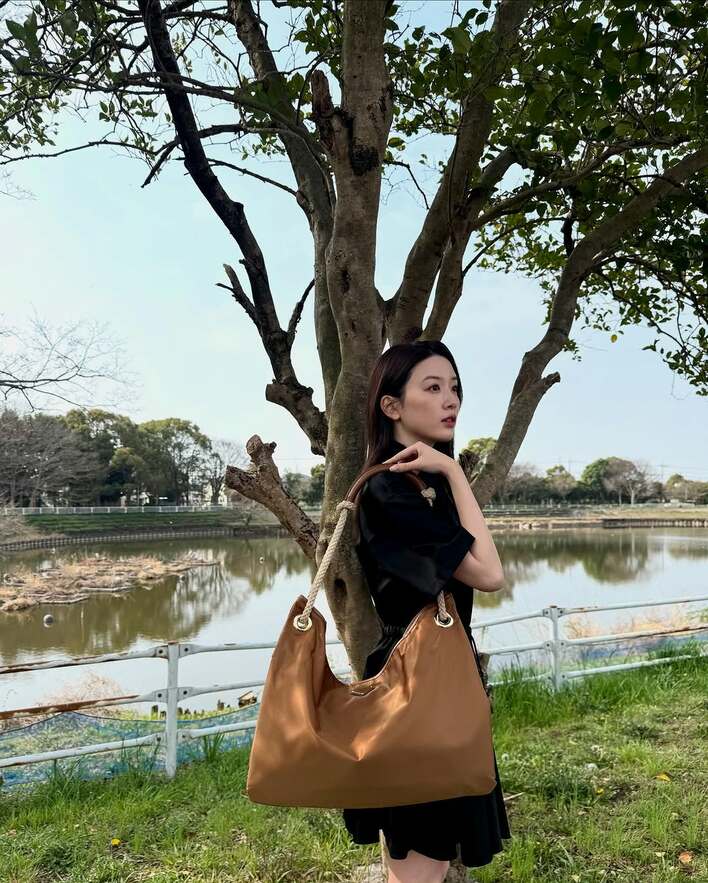 プラダ姫降臨！」永野芽郁 ミニ丈シャツワンピ姿公開！独特なバッグの