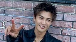 岩田剛典 上京前から幼なじみ“人気バンドボーカル”との貴重な幼少期ショット公開！寄り添いピースサインするあどけない姿に「エモすぎ」「素敵な関係」