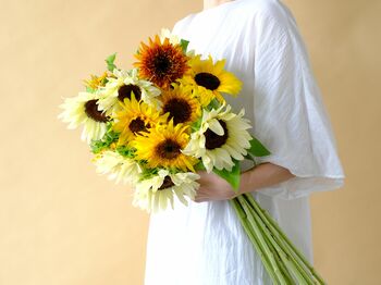 夏が来たら、ヒマワリ。花言葉は「あなただけを見つめる」「情熱」「憧れ」まっすぐな想いを届ける、7月に贈りたい花