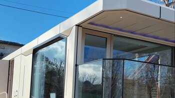 富士天嘉、2025年に初披露したNEO-Qを振り返る 東京アウトドア展示会で示した短工期・低コスト・高付加価値宿泊施設の可能性