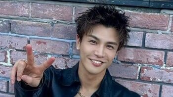 岩田剛典 上京前から幼なじみ“人気バンドボーカル”との貴重な幼少期ショット公開！寄り添いピースサインするあどけない姿に「エモすぎ」「素敵な関係」
