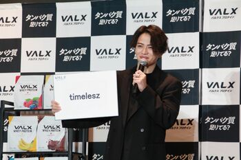 菊池風磨 30歳の抱負は「timeleszです」サプライズの特大誕生日ケーキ登場に感激！“チョコレートみたいな腹筋”のトレーニング実演も披露