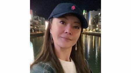 「バレないの！？」観月ありさ “変装なし”で博多の屋台を歩く姿に反響！人通りが多いスポットで自撮りをする様子に「お会いしたかった」
