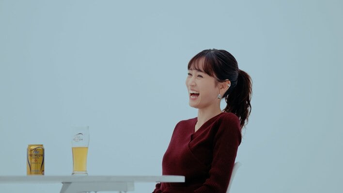 【写真27枚】対談でリラックした笑顔を見せる前田敦子＆高橋みなみの写真を見る