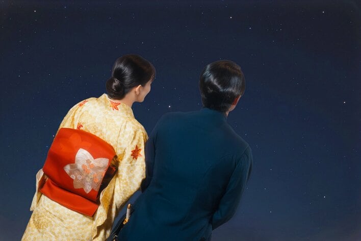【写真10枚】“星空を見上げる”姿も！？芳根京子＆本田響矢の撮り下ろしカットを見る