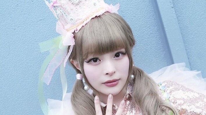 「歩いてる」きゃりーぱみゅぱみゅ 1歳我が子との“パリお散歩”ショットを公開！仲良く手をつないだ後ろ姿に「むっちり感たまらなく可愛い」