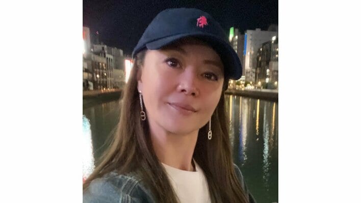 「バレないの！？」観月ありさ “変装なし”で博多の屋台を歩く姿に反響！人通りが多いスポットで自撮りをする様子に「お会いしたかった」