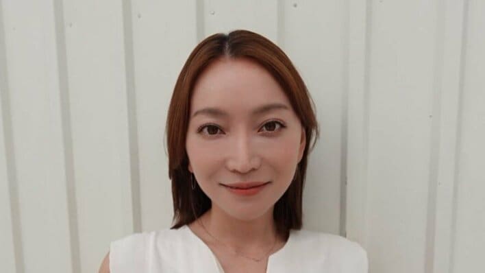 加藤綾菜 雰囲気ガラリなイメチェン姿を披露！新ヘアスタイルに黒縁メガネ＆秋色リップ姿に「めっちゃ綺麗」「素敵です♡」