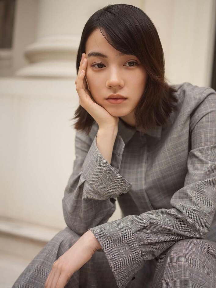 彫刻の様な美しさ」のん 物思いにふける超絶クールな大人雰囲気