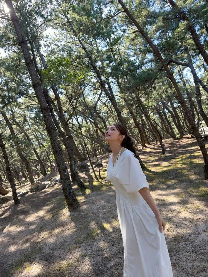 森の妖精かと…」後藤真希 森の中でふわり輝く純白ワンピース姿を披露