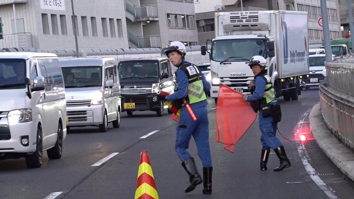 【密着】首都高パトロール隊 安全守る壮絶現場「何これ…ヤバいね」 車走る横で追突事故の現場整備…ナゾの“巨大袋”回収も | めざましmedia | “好き”でつながる