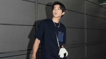 目黒蓮 FENDIを身にまとってイタリア・ミラノへ出発！おにぎり型のミニバッグなど遊び心あるスタイリングを披露