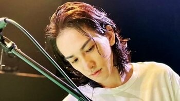 町田啓太 ロン毛でギター演奏する姿に「神降臨って感じ」 と反響！『グラスハート』のオフショットを大量公開でファンもメロメロ 
