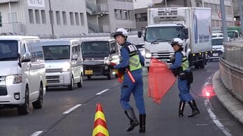 【密着】首都高パトロール隊 安全守る壮絶現場「何これ…ヤバいね」 車走る横で追突事故の現場整備…ナゾの“巨大袋”回収も