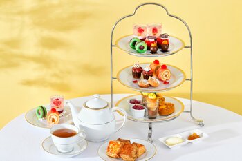 【ホテルニューグランド】“バラの庭園”をイメージしたティーフーズが彩る花咲く季節の優雅なティータイム「薔薇のアフタヌーンティー」（ロビーラウンジ ラ・テラス）