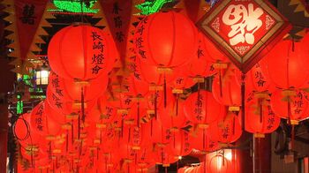 長崎 冬の風物詩　1万5000個のランタンで彩る色鮮やかな光景　
