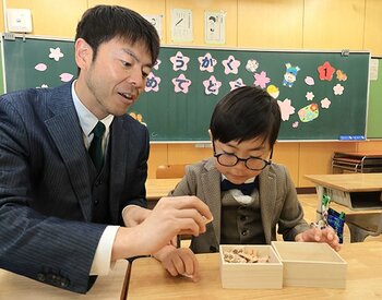 高槻市で小学1年生の入学祝いに地元産木材の将棋駒を配布
