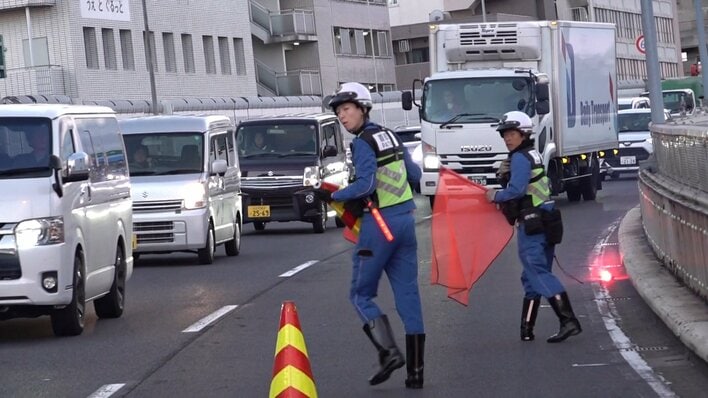 【密着】首都高パトロール隊 安全守る壮絶現場「何これ…ヤバいね」 車走る横で追突事故の現場整備…ナゾの“巨大袋”回収も