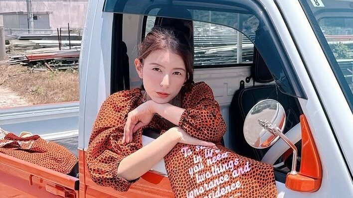 【画像10枚】スザンヌ 愛車の軽トラとの2ショットなどを見る