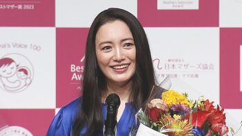 4歳双子の母・仲間由紀恵がベストマザー賞！「引き出しや棚は4年間そのまま」育児の苦労を語る