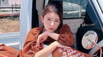 スザンヌ 愛車の軽トラとの2ショット公開！鮮やかな色合いに「めっちゃ映えててかわいい」とファン絶賛